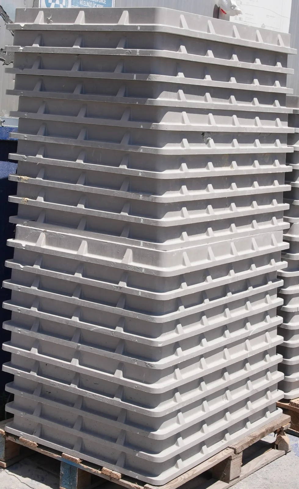 Ribbed Structural Geometry on Composite Manhole Covers
